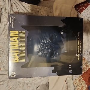 Batman The Dark Knight Returns Book & Mask Set